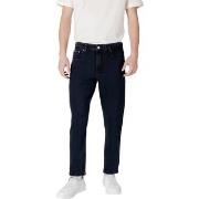 Suorat farkut Calvin Klein Jeans  DAD JEAN J30J325996  IT 44