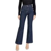 Bootcut-farkut Guess  NEW FAYE PANT W5RA0P D5PW1  IT 38