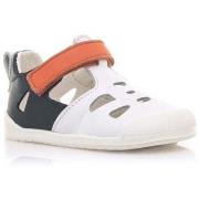 Tyttöjen sandaalit MTNG  Mustang 48905 Sandalia respetuosa FREE Blanco...