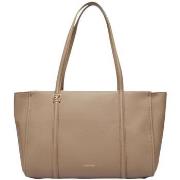 Olkalaukut Calvin Klein Jeans  EMBLEM HW PEBBLE TOTE LV04F3424G  Yksi ...