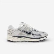 Kengät Nike  Zoom Vomero 5 Photon Dust Metallic Silver (Women's)  36