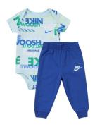Nike Sportswear Setti 'PLAYFUL'  kuninkaallisen sininen / vaaleansinin...