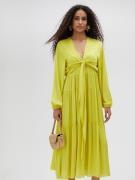 Lola Casademunt Mekko  keltainen