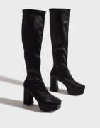 Nelly - Musta - Under Knee Plateau Boot