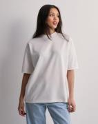 Nelly - Valkoinen - Oversized Tee