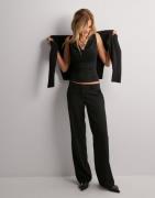 Nelly - Musta - Low Waist Relaxed Suit Pants