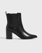 Nelly - Musta - Pointy Chelsea Heeled Boot