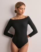 Spanx - Musta - Suit Yourself Boatneck Bodysuit