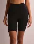 Spanx - Musta - Everyday Shaping Short