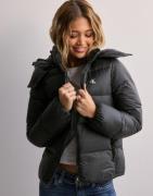 Calvin Klein Jeans - Musta - Mw Down Short Puffer