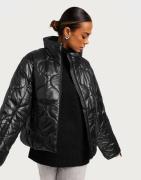 Selected Femme - Musta - Slfmika Short Quilted Jacket