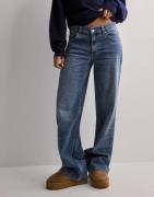 Nelly - Sininen - Low Waist Loose Jeans