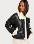 Pieces - Musta - Pcjanelle Short Pu Jacket W. Faux F