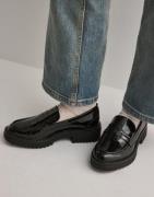 Nelly - Musta - Chunky Classic Loafer