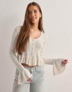 Nelly - Valkoinen - Long Sleeve Flounce Knit Top