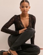 Nelly - Musta - Gorgeous Lace LS Top