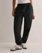 New Balance - Musta - Polar Fleece Pant