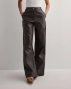 Neo Noir - Ruskea - Pinur Faux Leather Pants