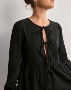 Pieces - Musta - Pcjally Ls Tie Short Dress D2D