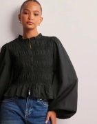 Nelly - Musta - Flirty Smock Blouse