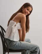 Nelly - Valkoinen - Flowy Detail Top