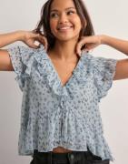 Nelly - Kukallinen - Dreamy Flounce Blouse