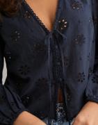 Nelly - Sininen - Broidery Anglais Blouse