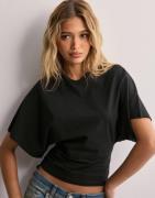 Nelly - Musta - Round Neck Wide Sleeve Tee