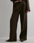 Pieces - Ruskea - Pcfalka Mw Pinstriped Tie Pants D2D