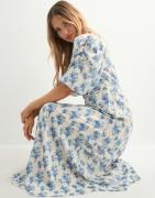 Neo Noir - Kuviollinen - Kikka Wild Rose Dress