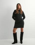 Nelly - Musta - Turtle Neck Loose Dress