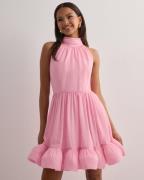 Malina - Vaaleanpunainen - Fern Halterneck Ruffled Mini Dress