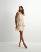 Pieces - Kukallinen - Pcclara Sl Short Layred Dress Kca B