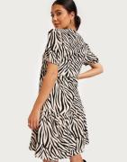 JDY - Kuviollinen - Jdylotus S/S V-Neck Dress Jrs Atk