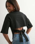 Nelly - Musta - Open Back Tie Tee