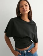 Nelly - Musta - Round Neck Wide Sleeve Tee