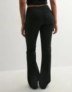 Nelly - Musta - Low Waist Perfect Bootcut Jeans