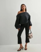 Nelly - Musta - Volume Blouse