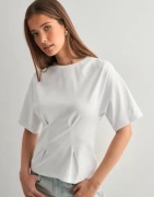 Nelly - Valkoinen - Waist Focus Tee