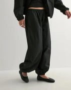 Nelly - Musta - Balloon Pants