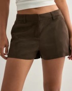 Nelly - Ruskea - Fake Suede Shorts
