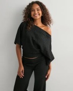 Nelly - Musta - Stunning Structure Tee