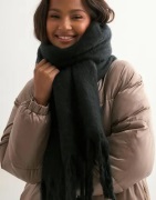 Nelly - Musta - Chunky Fuzzy Scarf
