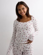 Nelly - Punainen - Cute Print LS Top
