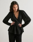 Pieces - Musta - Pcmonika Ls Flounce Top Wvn D2D