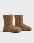 UGG - Ruskea - W Classic Short II