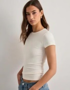 Nelly - Valkoinen - Sculpting Tee