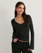 Nelly - Musta - Ultra Soft V Neck LS Top