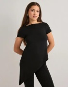 Nelly - Musta - Asymmetric Flowy Tee