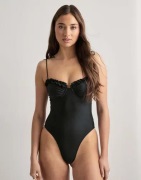 Nelly - Musta - Ruffle Swimsuit